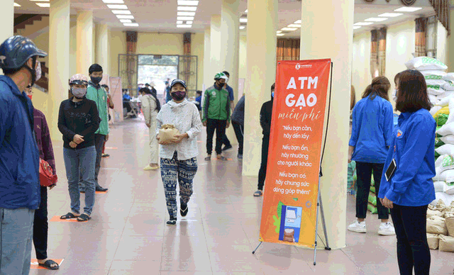 ATM gạo của CEO Thaiha Book phát miễn phí cho dân nghèo tháng 4 năm 2020 tại Hà Nội