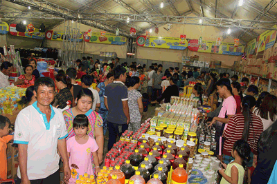 Phiên chợ hàng Việt về nông thôn, miền núi, biên giới của Tứ Sơn thu hút rất đông khách tham quan, mua sắm