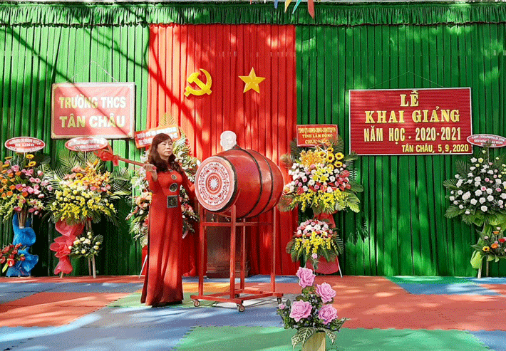1.	Bà Nguyễn Thị Lệ - trưởng Ban dân vận tỉnh Lâm Đồng đánh trống khai giảng năm học mới.