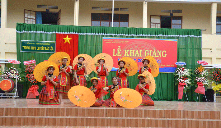 Học sinh của trường biểu diễn văn nghệ mừng khai giảng năm học mới