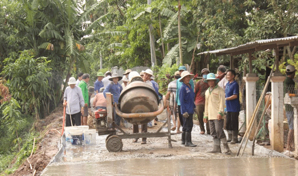Bà con Phật tử huyện Chợ Mới, An Giang hưởng ứng Chương trình xây dựng nông thôn mới