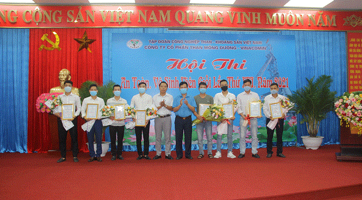 Các đồng chí lãnh đạo Công ty trao giải cho 08 An toàn Tải về ứng dụng CWIN05 ngay hôm nay viên xuất sắc của Hội thi