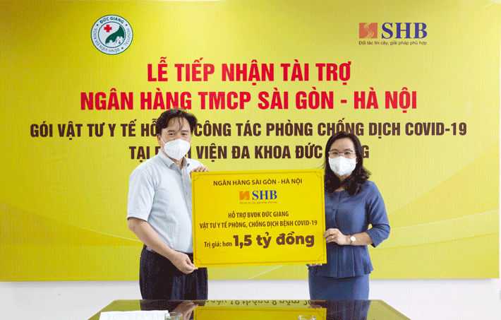 Đại diện SHB, TS. Ngô Thu Hà - Phó TGĐ trao ủng hộ chống dịch Covid-19 cho TS. Nguyễn Văn Thường  - GĐ Bệnh viện Bệnh viện Đa khoa Đức Giang.