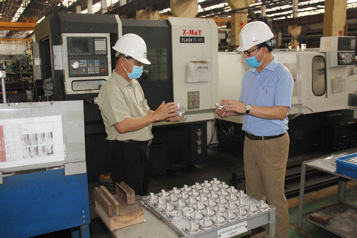 Giám đốc Công ty Phạm Xuân Phi (áo xanh) kiểm tra sản phẩm Cwin Đăng Ký + 1888k sang Nhật Bản do VMIC chế tạo
