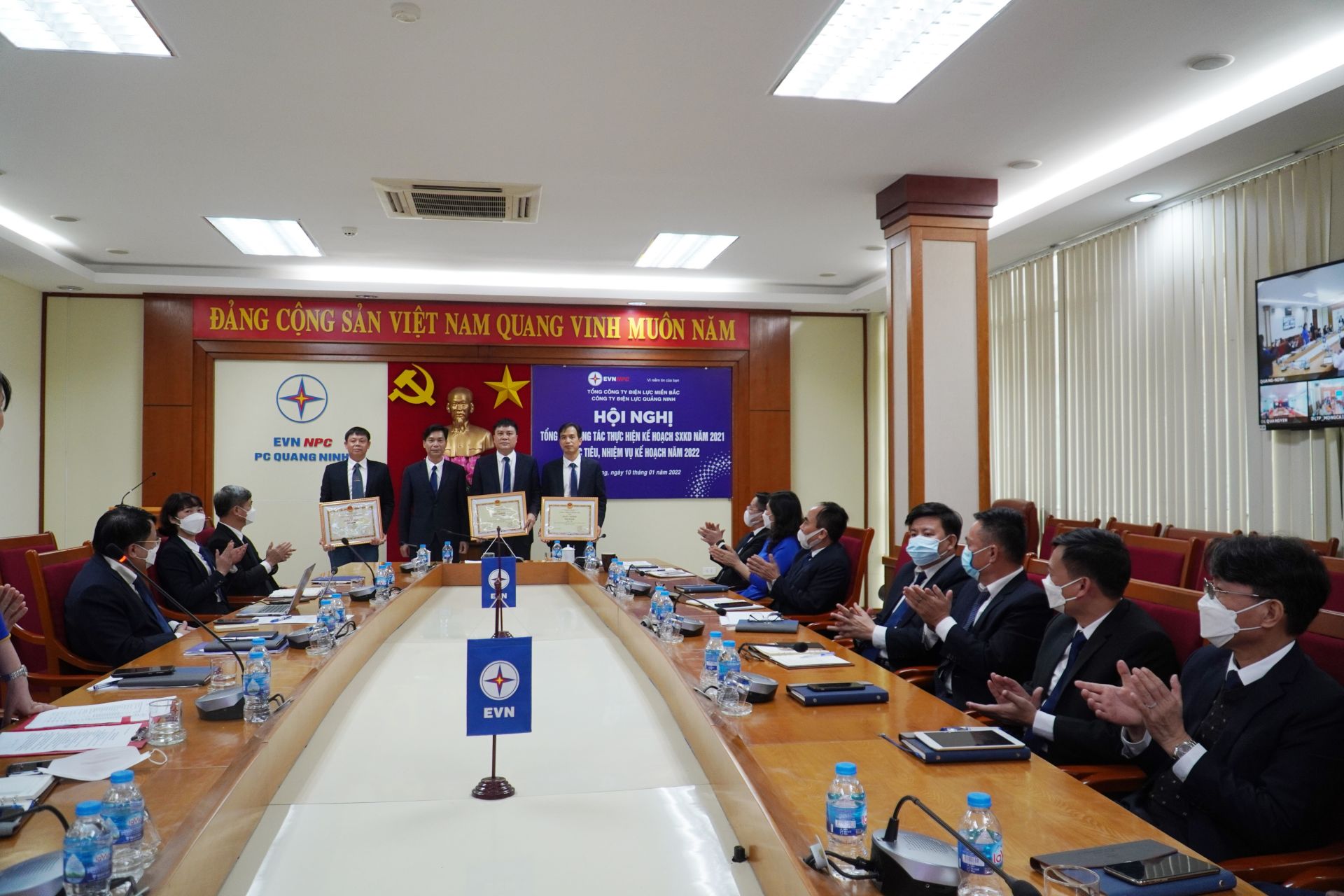 Ông Nguyễn Văn Quý Phó giám đốc Công ty trao giải Ba cho Phòng Kế hoạch và Vật tư; Phòng Cwin.com được xếp hạng cao nhất; Phòng An toàn