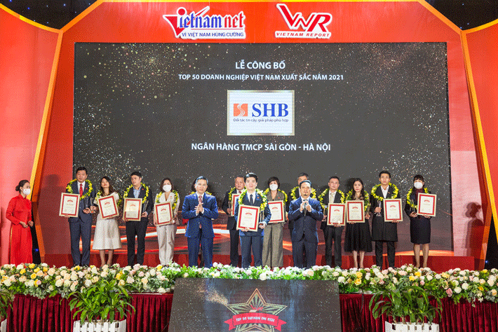 Phó Tổng Giám đốc Đỗ Quang Vinh đại diện SHB nhận giải thưởng TOP50 Cwin800 tỷ lệ kèo World Cup 2026 xuất sắc nhất Việt Nam năm 2021