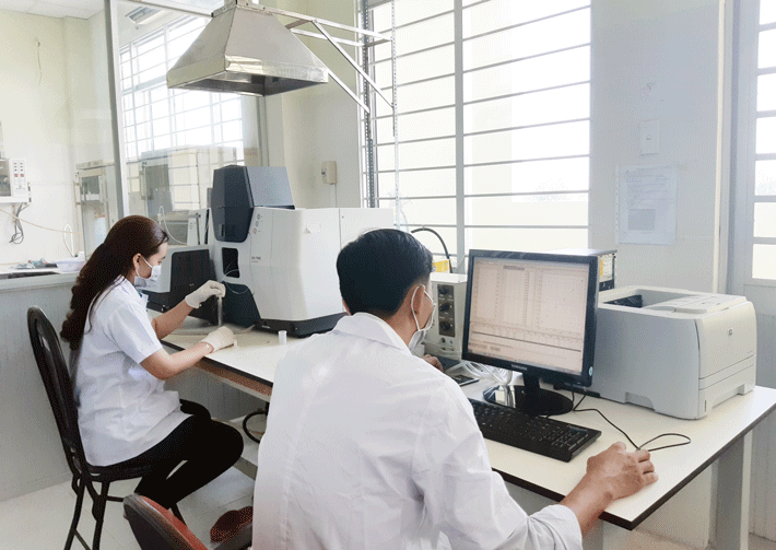 Cán bộ của Trung tâm nghiên cứu, chuyển giao ứng dụng công nghệ sinh học