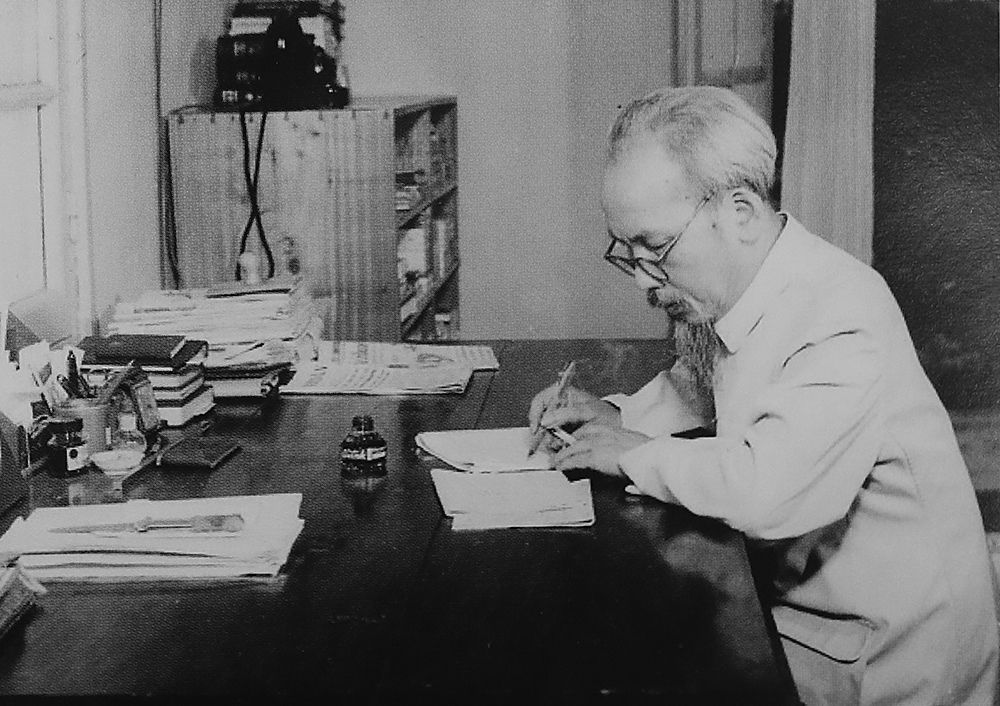 Chủ tịch Hồ Chí Minh: Nhiệm vụ của báo chí là phục vụ nhân dân, phục vụ cách mạng