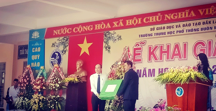 Chủ tịch UBND tỉnh Đắk Lắk về trường dự lễ khai giảng năm học