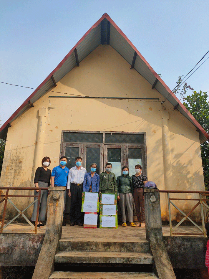 Tặng quà cho học sinh đồng bào dân tộc thiểu số
