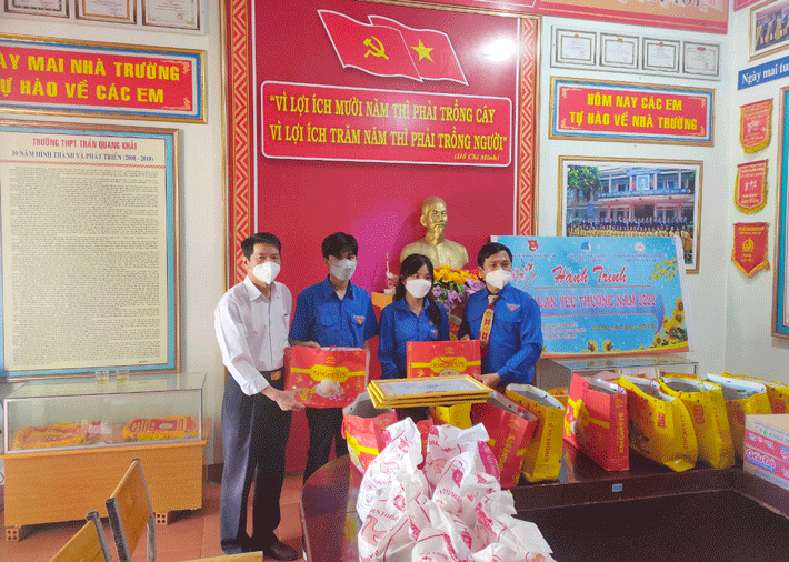Tặng quà cho học sinh dân tộc thiểu số