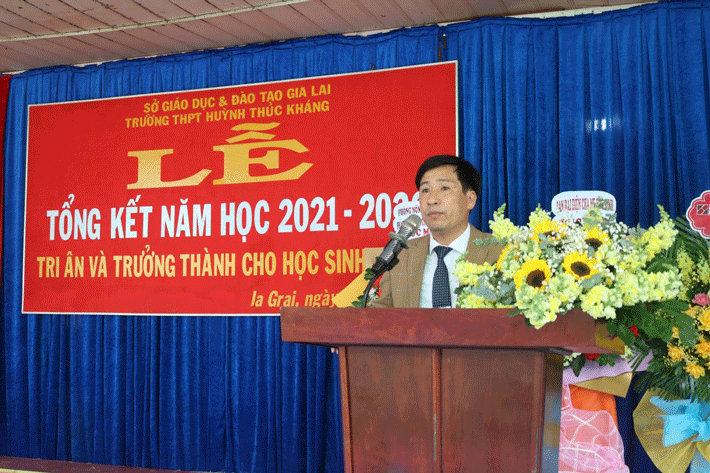 Thầy Nguyễn Văn trường – Hiệu trưởng trường THPT Huỳnh Thúc Kháng