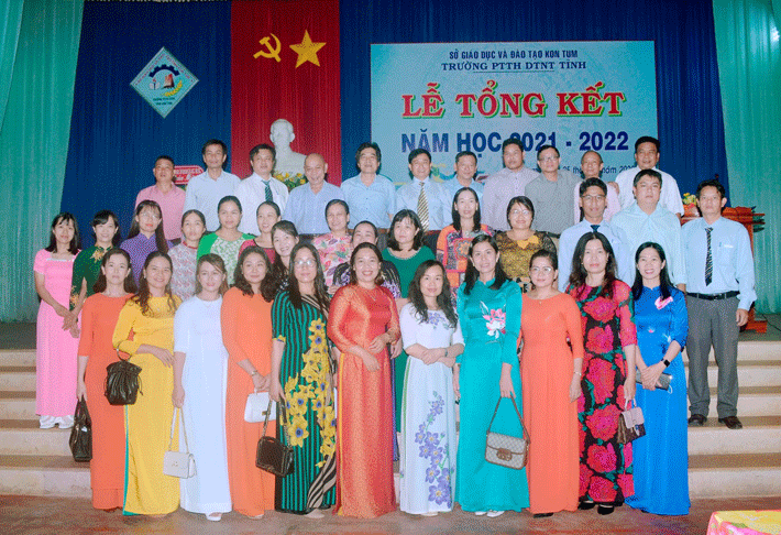 Tập thể cán bộ, giáo viên nhà trường