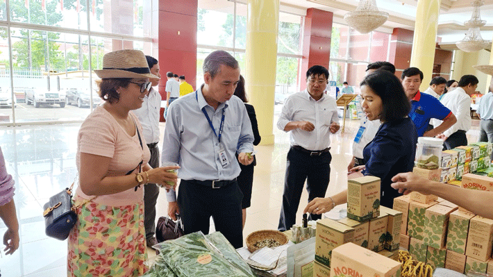 Lãnh đạo Sở Công Thương Long An giới thiệu sản phẩm của địa phương