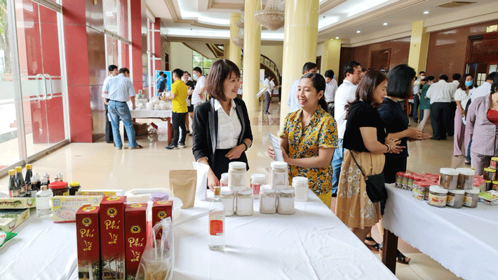 Lãnh đạo Sở Công Thương Bến Tre giới thiệu sản phẩm của địa phương