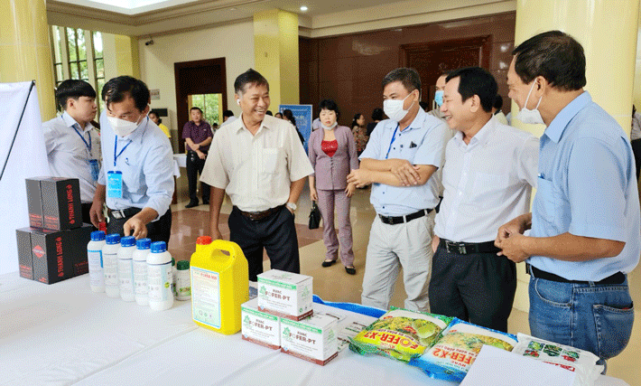 Các khách mời đi thăm quan gian hàng của các địa phương