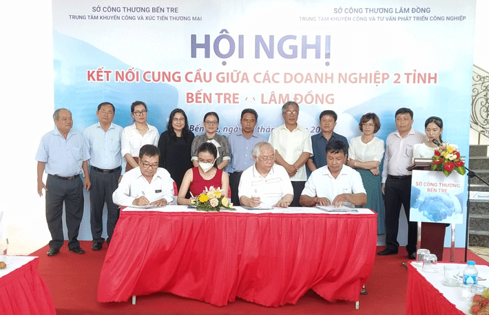 Ký kết biên bản hợp tác tại hội nghị kết nối cung cầu giữa Cwincom hiện đang mở Bến Tre và Lâm Đồng. Nguồn: TT.KC&XTTM Bến Tre