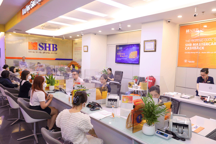 Khách hàng giao dịch tại SHB