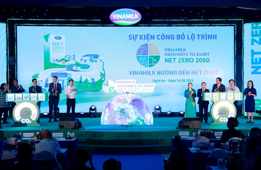 Vinamilk công bố lộ trình tiến đến Net Zero 2050, có trang trại, nhà máy sữa đầu tiên tại Việt Nam đạt trung hoà carbon
