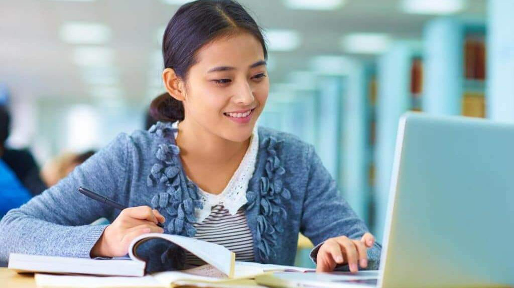Giáo dục trực tuyến tại các trường đại học Việt Nam trong đại dịch Covid-19: Sự sẵn sàng và những khó khăn của sinh viên