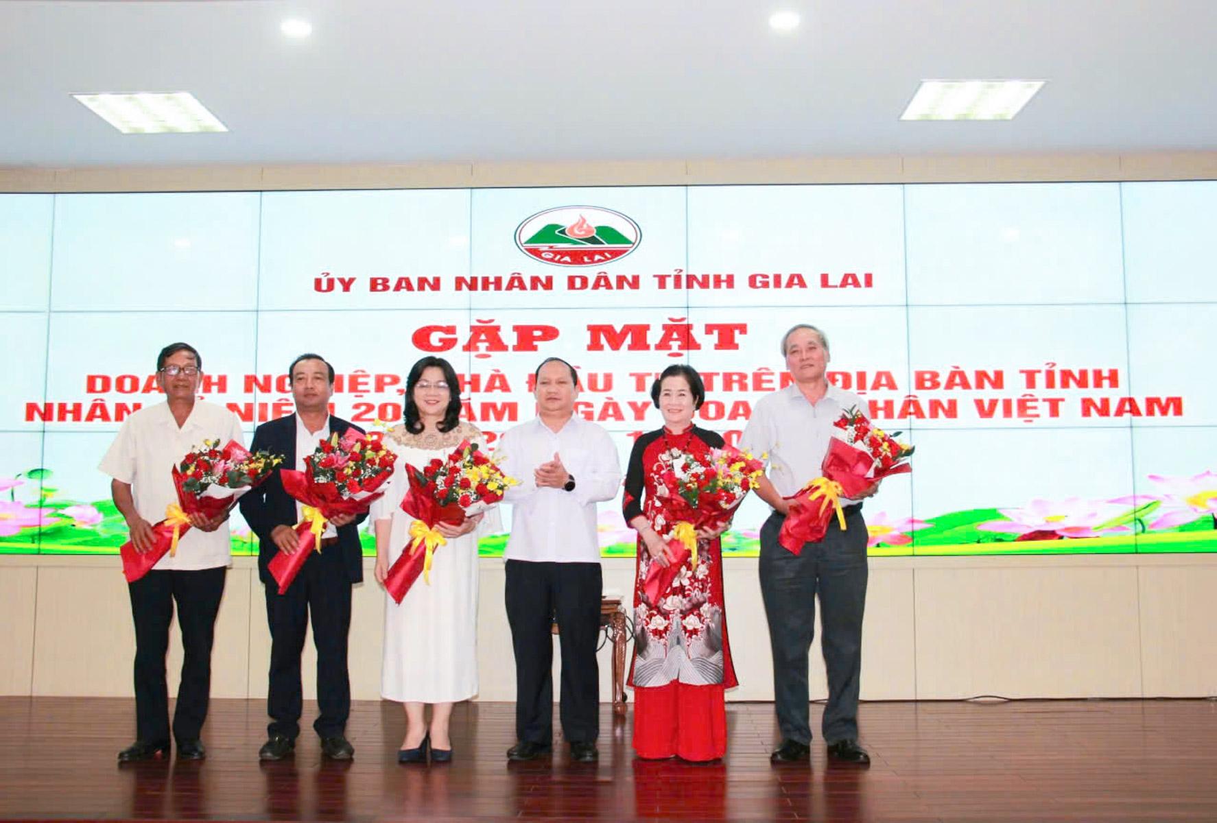Tỉnh Gia Lai gặp mặt Cwincom hiện đang mở, nhà Cwin800 hàng ngàn khuyến mãi nhân ngày Doanh nhân Việt Nam