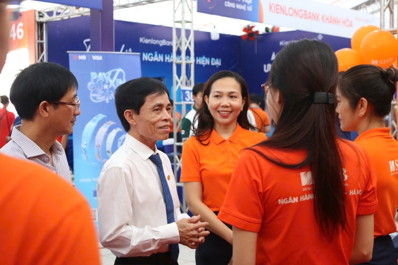 Các yếu tố ảnh hưởng đến hành vi chia sẻ tri thức trong bối cảnh chuyển đổi số của nhân viên tại các ngân hàng thương mại cổ phần tại tỉnh Khánh Hòa