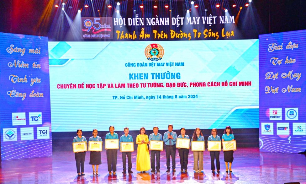 tôn vinh tại sự kiện