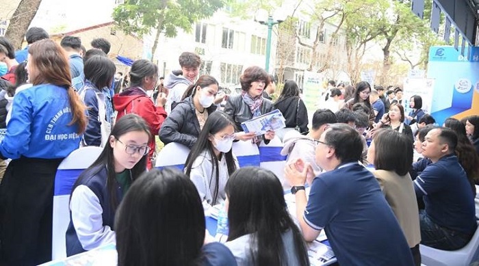 Gian tư vấn tuyển sinh của Trường Đại học Điện lực thu hút hàng ngàn lượt học sinh và phụ huynh