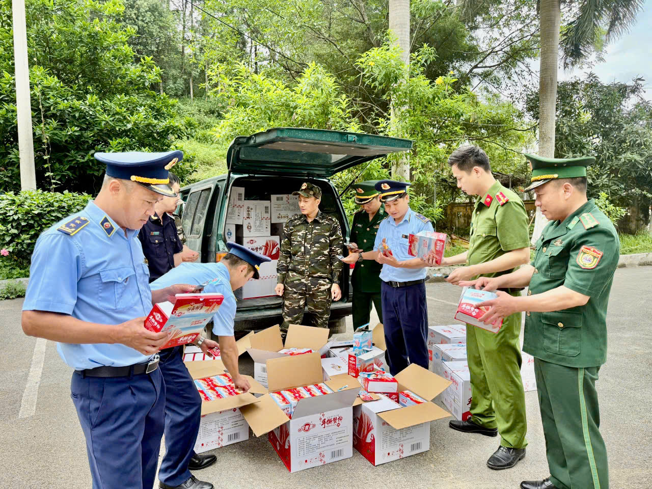 Tăng cường kiểm tra, kiểm soát thị trường, tiếp tục đấu tranh ngăn chặn buôn lậu, gian lận thương mại, hàng giả