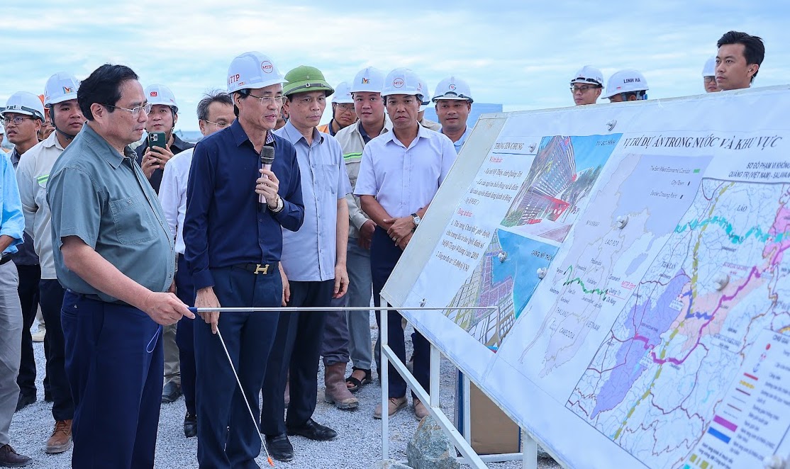 Thủ tướng Cwin com đăng nhập kiểm tra các dự án cao tốc, sân bay, cảng biển tại Quảng Trị