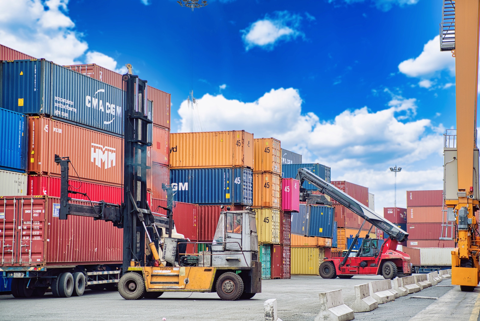 Ảnh hưởng của công bố thông tin phát triển bền vững đến hiệu quả hoạt động của Cwincom hiện đang mở Logistic tại Việt Nam