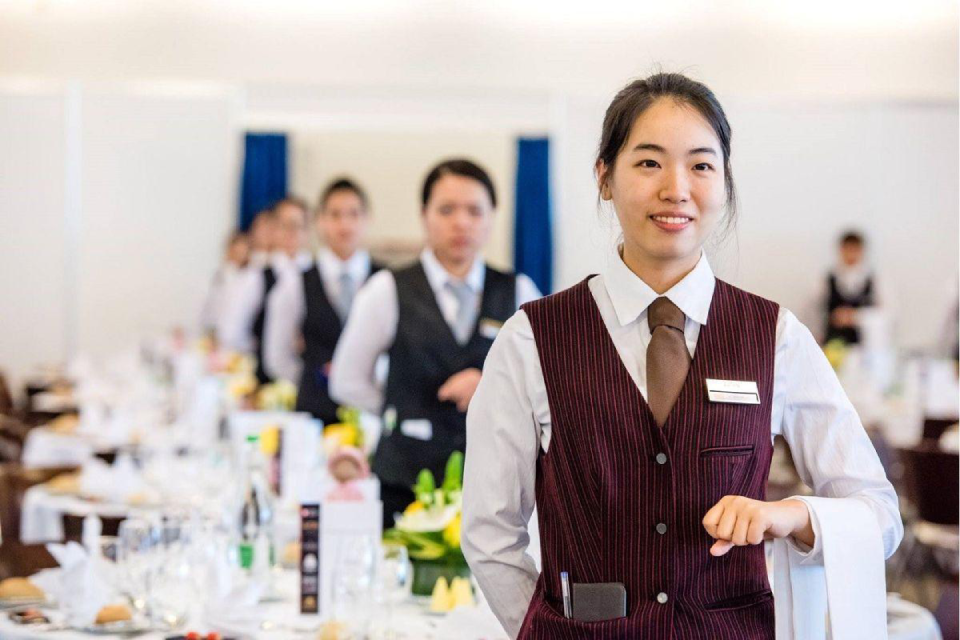 Tác động của thực hành quản trị nhân lực và vốn nhân lực đến hiệu suất đổi mới tại khách sạn Moon View Hà Nội