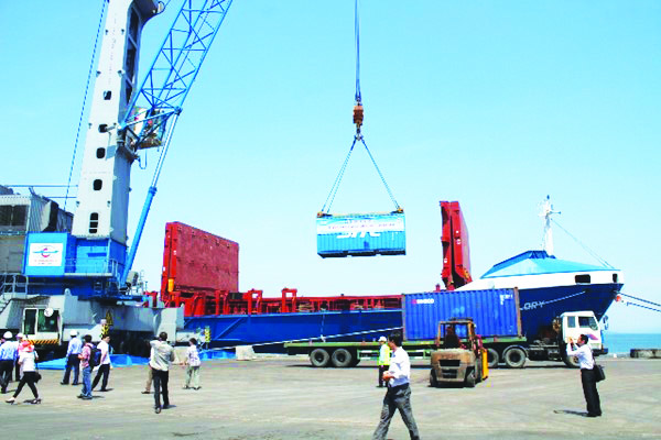 Mở tuyến vận tải hàng container qua cảng Vũng Áng