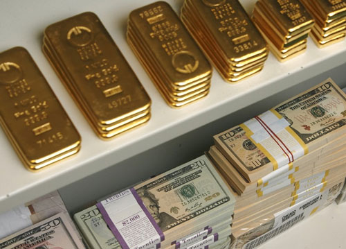 Giá vàng giảm do USD tăng mạnh và tranh chấp thương mại giữa Mỹ và EU