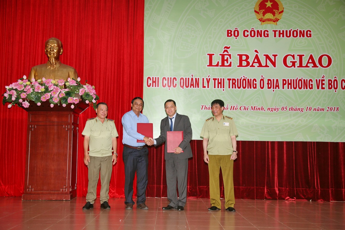 Đại diện lãnh đạo tỉnh Sóc Trăng bàn giao Chi cục QLTT cho Cwin63 sân chơi đỉnh cao