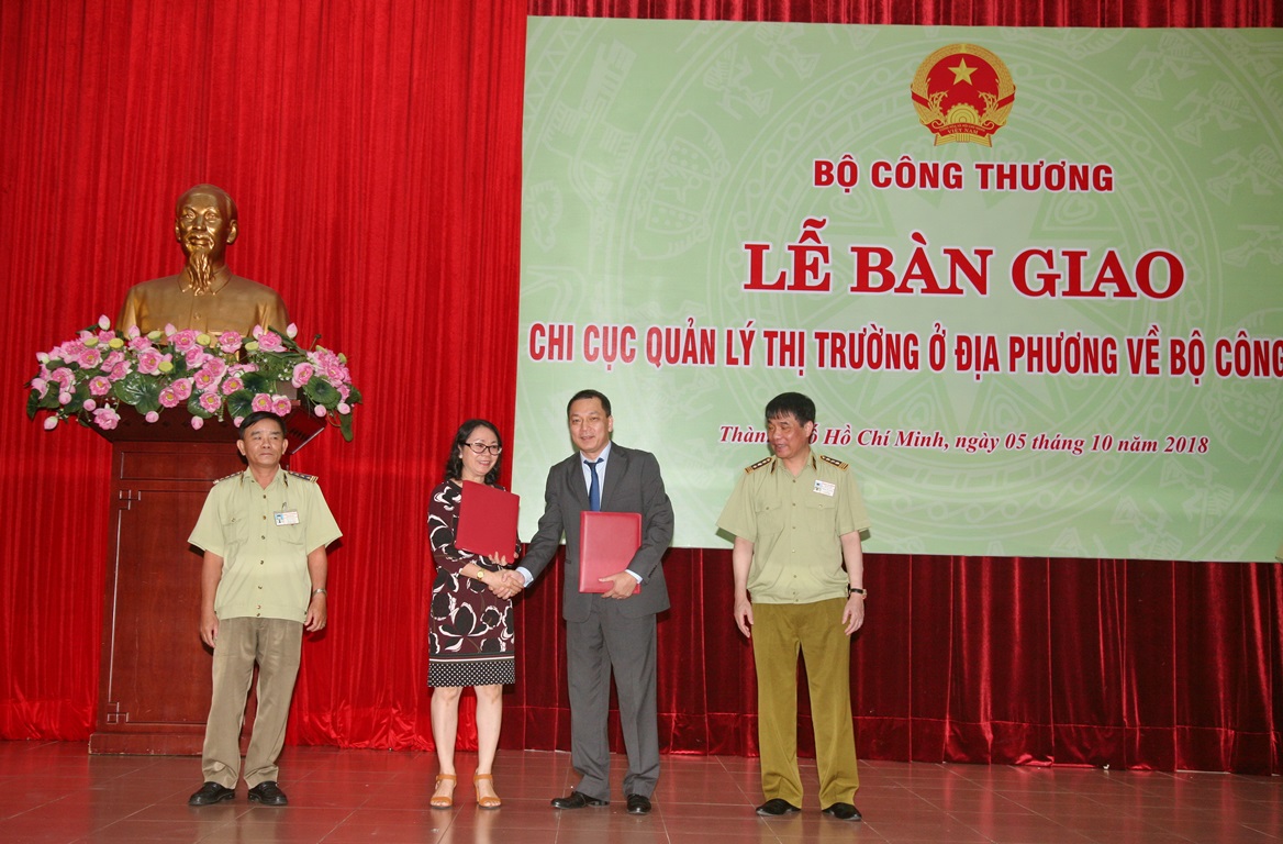 Đại diện lãnh đạo Địa phương bàn giao Chi cục QLTT về Cwin63 sân chơi đỉnh cao