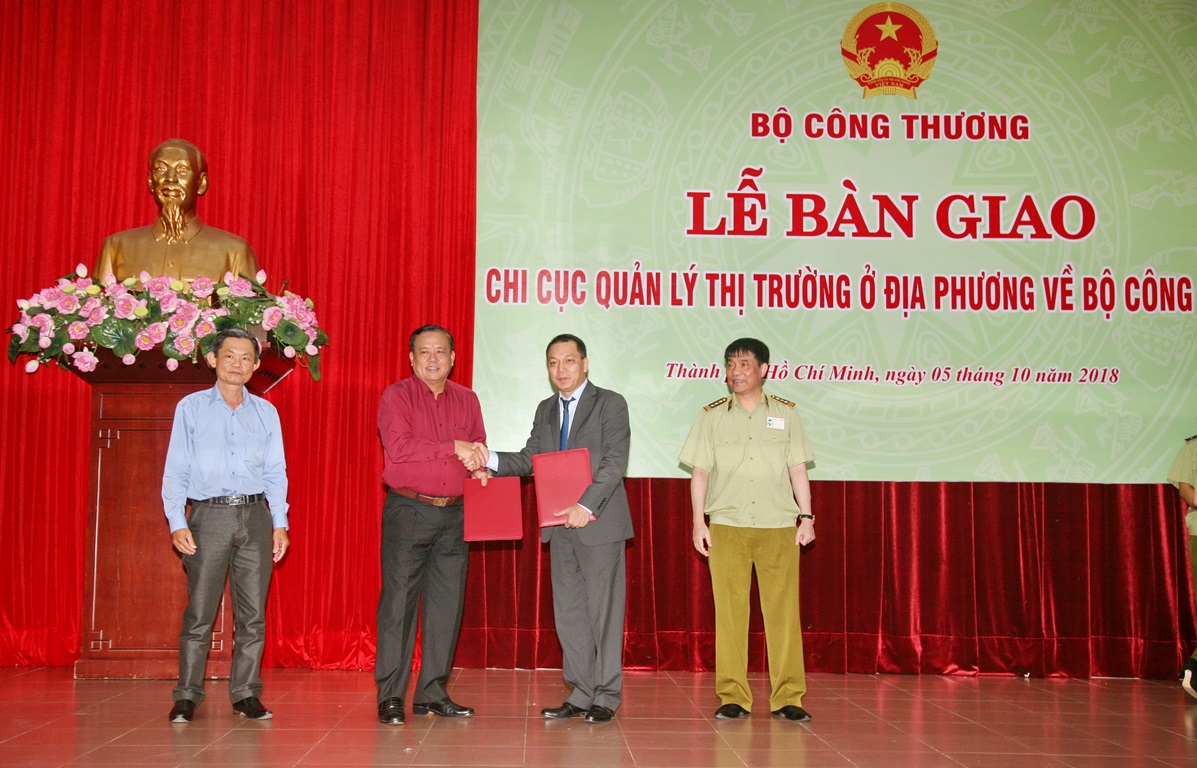 Đại diện lãnh đạo địa phương bàn giao Chi cục QLTT về Cwin63 sân chơi đỉnh cao 