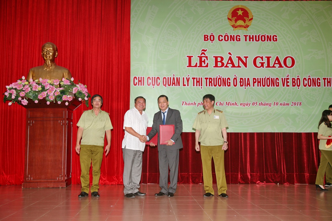 Đại diện lãnh đạo địa phương phía Nam bàn giao Chi cục QLTT về Cwin63 sân chơi đỉnh cao