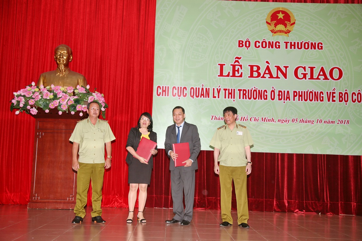 Đại diện lãnh đạo địa phương bàn giao Chi cục QLTT cho Cwin63 sân chơi đỉnh cao