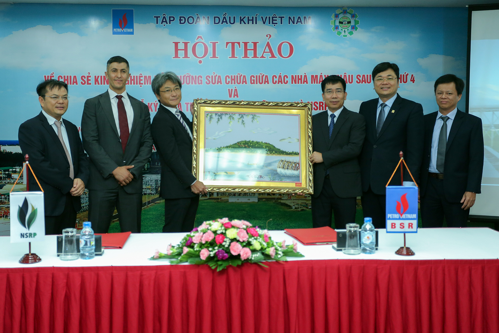 Lãnh đạo BSR trao tặng bức tranh biểu tượng Núi Ấn Sông Trà (Quảng Ngãi) đến đối tác NSRP