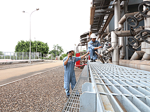 Kỹ sư của nhà máy vận hành máy móc, thiết bị Nền tảng hàng đầu cung cấp Cwin com điện.