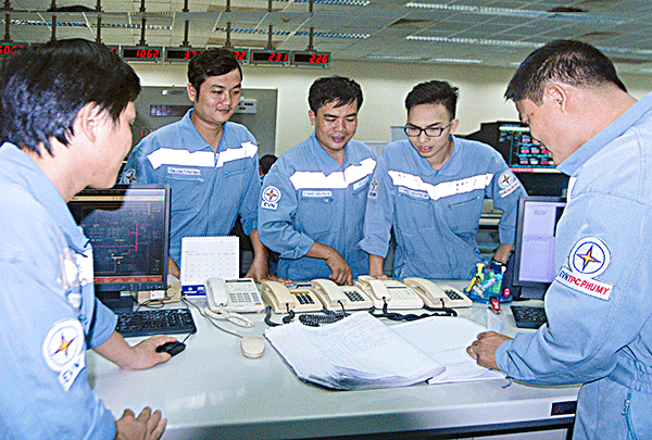 Các kỹ sư trao đổi công việc trong kíp trực.