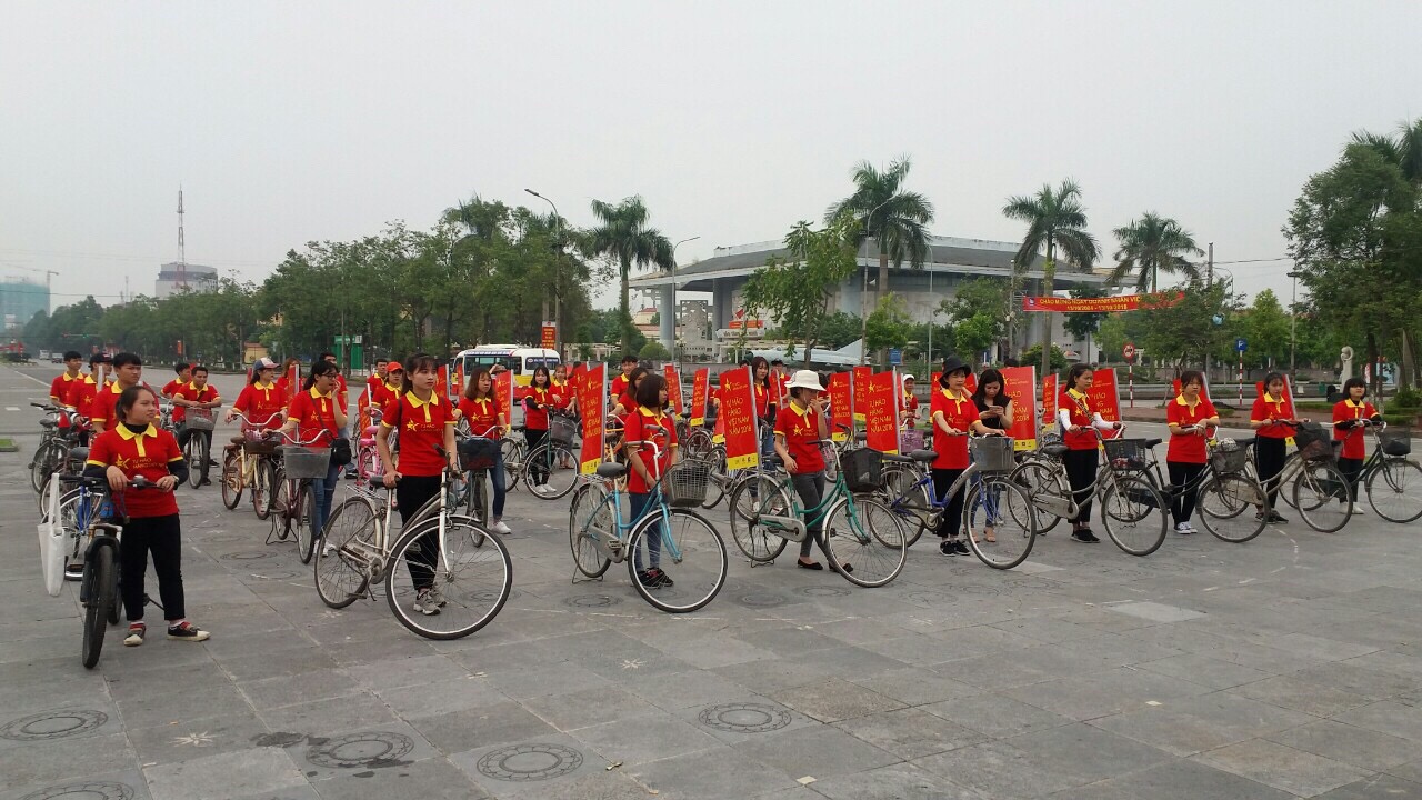 Quảng trường Lý Thái Tổ, thành phố Bắc Ninh rợp trời một màu đỏ của Chương trình Nhận diện hàng Việt Nam -Tự hào hàng Việt Nam năm 2018