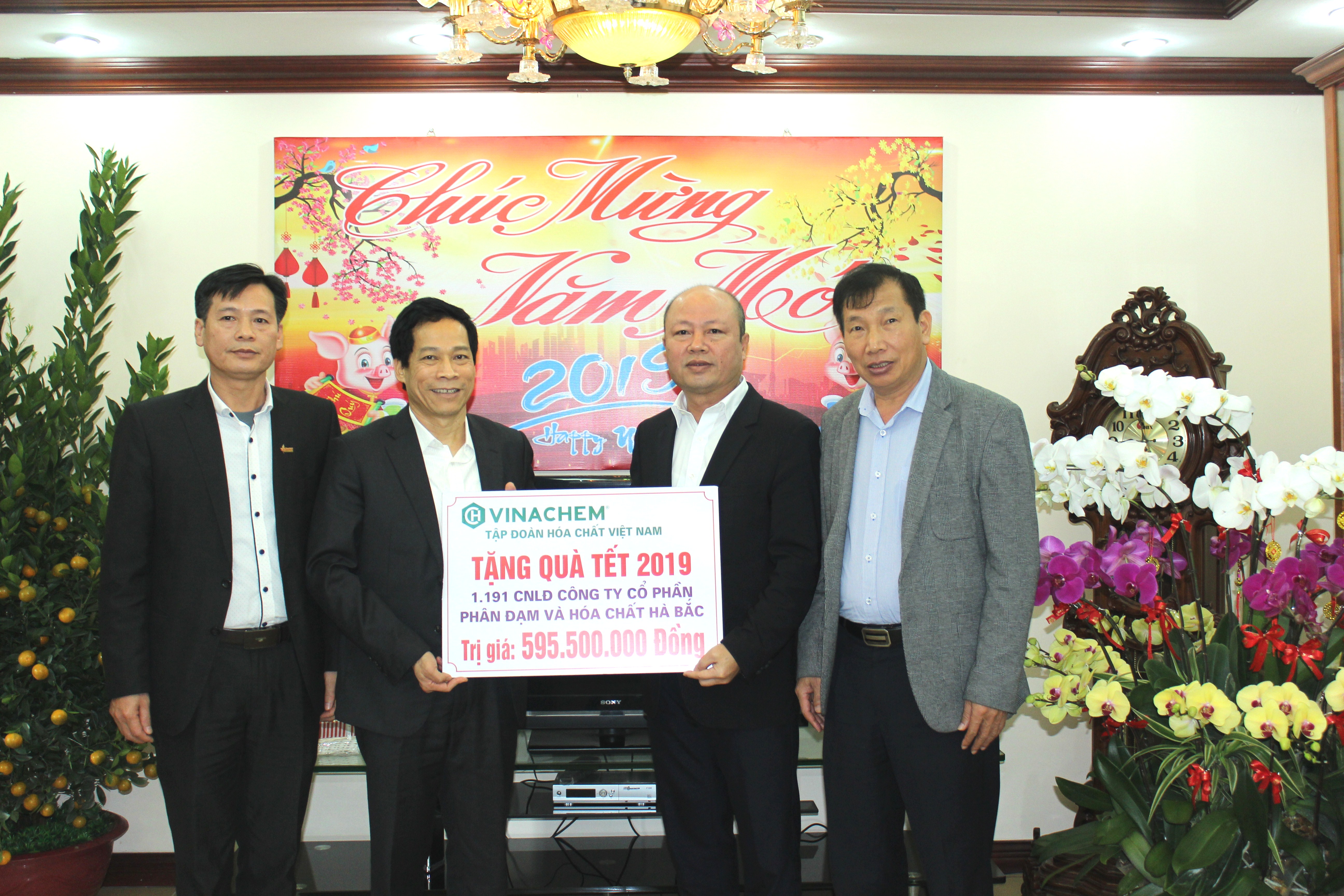 Trao quà Tết tại Đạm Hà Bắc 
