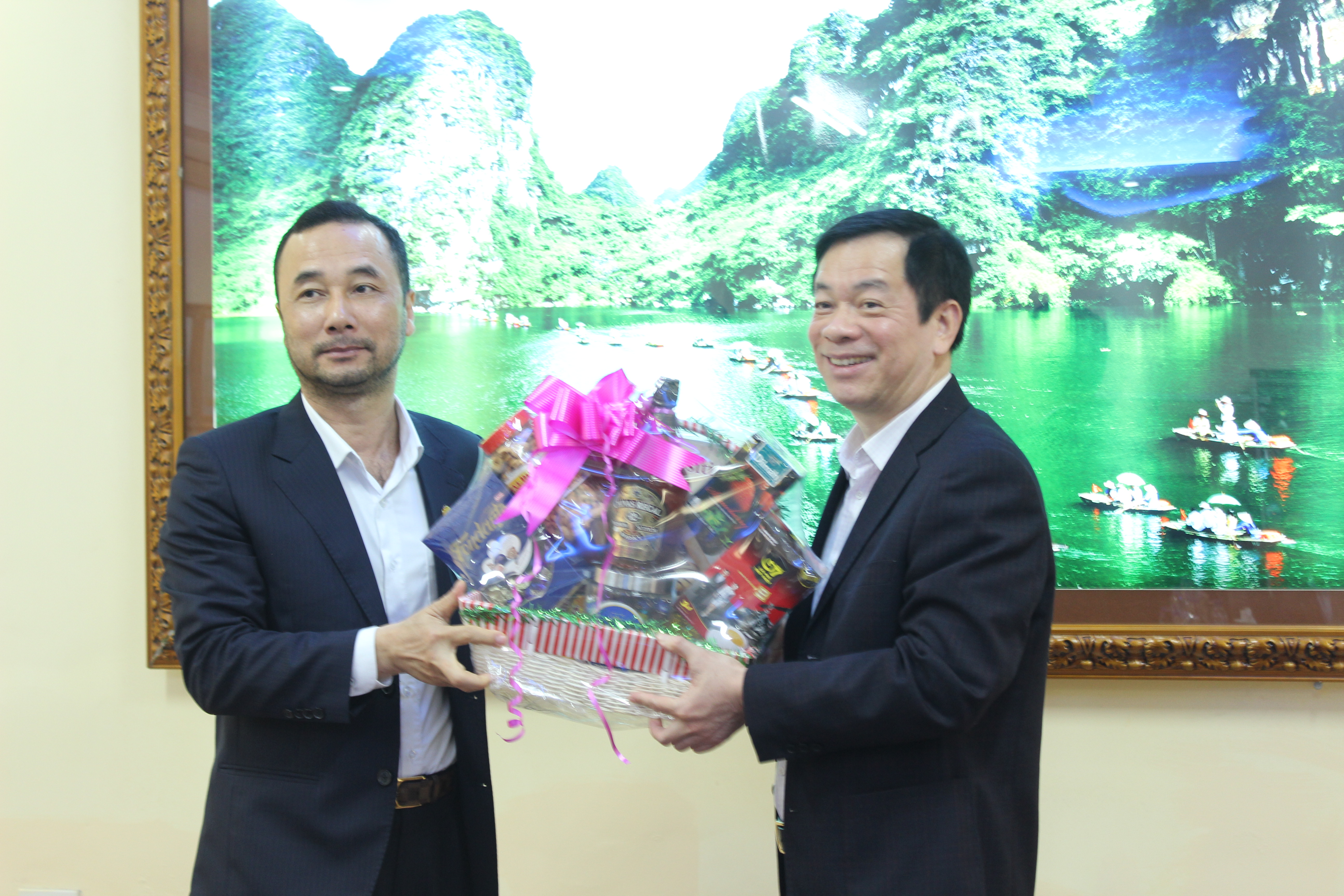 trao quà tết phân lân ninh bình