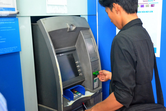 Cảnh giác khi rút tiền ở ATM