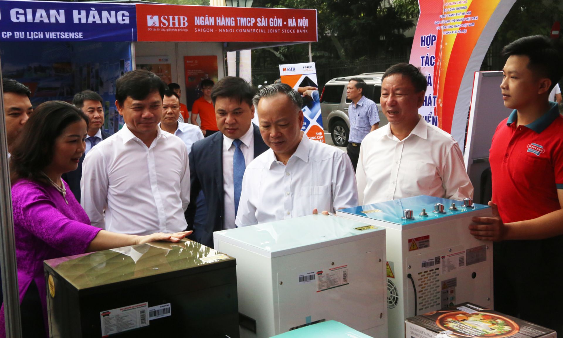 Các đại biểu đi thăm quan gian hàng