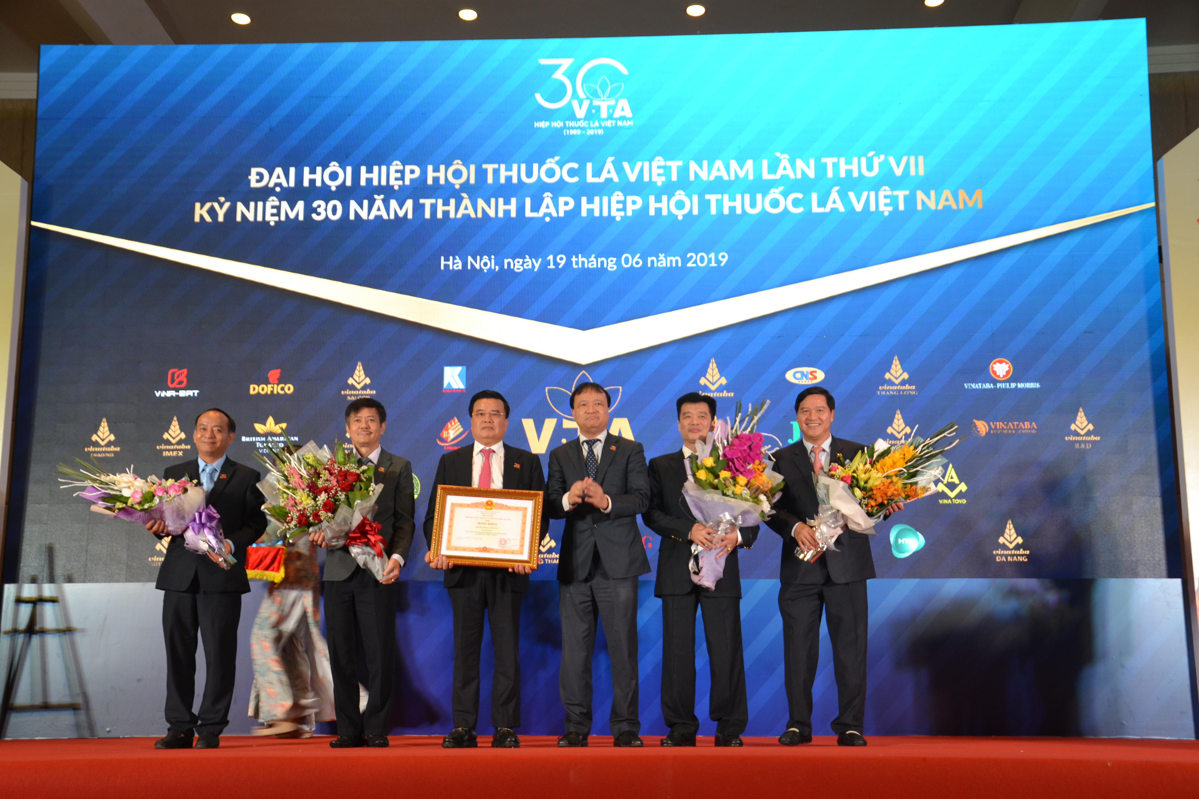 Thứ trưởng Đỗ Thắng Hải trao Bằng khen của Thủ tướng Cwin com đăng nhập cho ông Vũ Văn Cường, nguyên Chủ tịch VTA nhiệm kỳ 2013 - 2018