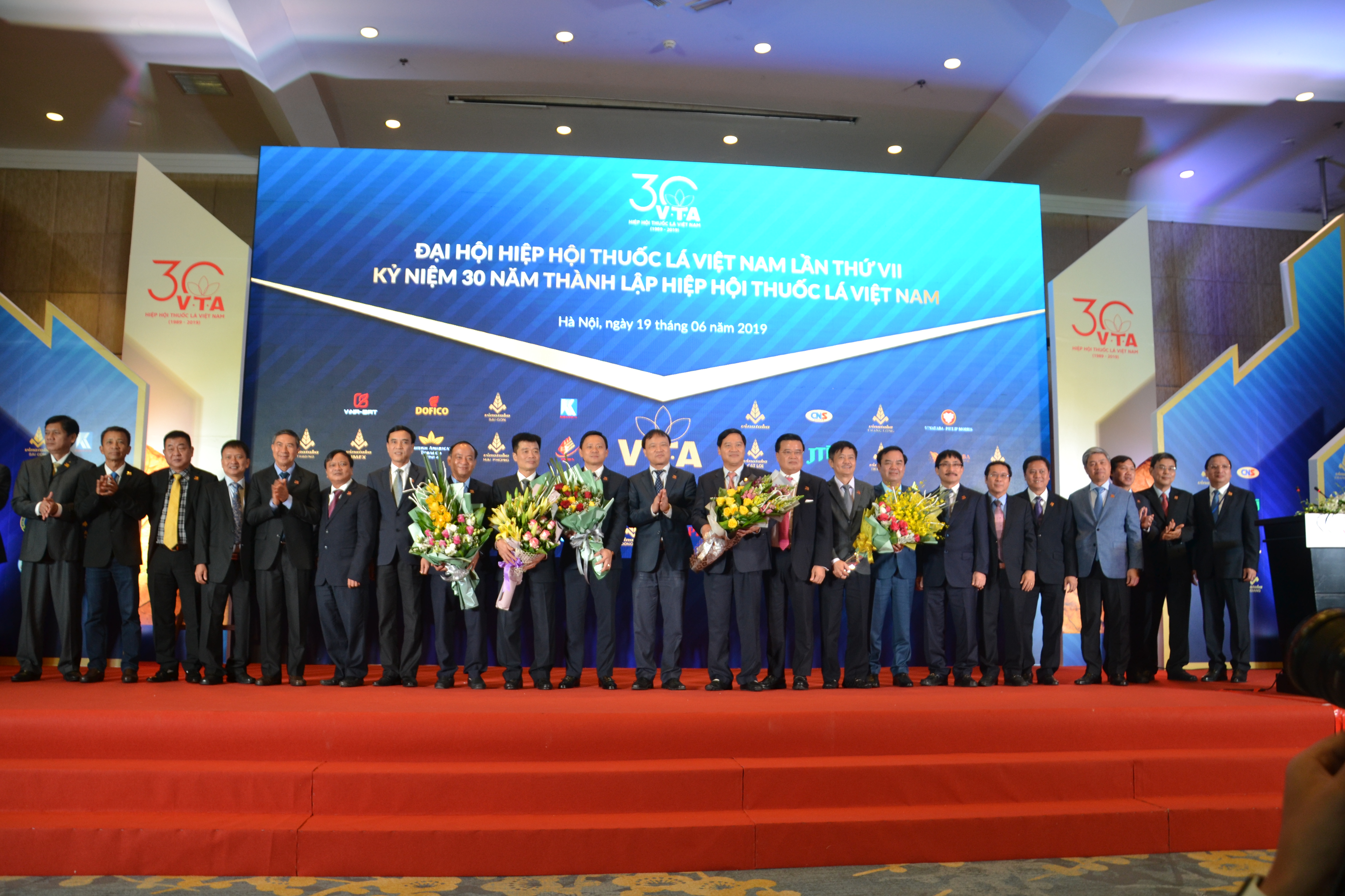 Thứ trưởng Đỗ Thắng Hải chụp ảnh cùng Ban chấp hành VTA nhiệm kỳ (2019 - 2024). Ông Hồ Lê Nghĩa được bầu làm Chủ tịch VTA nhiệm kỳ lần này. 