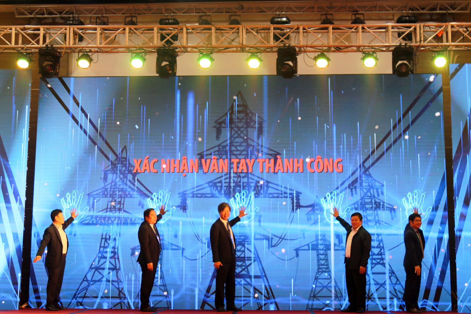 Các đại biểu lên sân khấu Kickoff khai mạc Hội thi